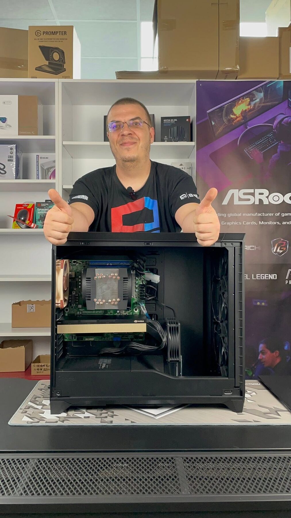 Екипът на PCBUILD с клиенти и приятели на събитие