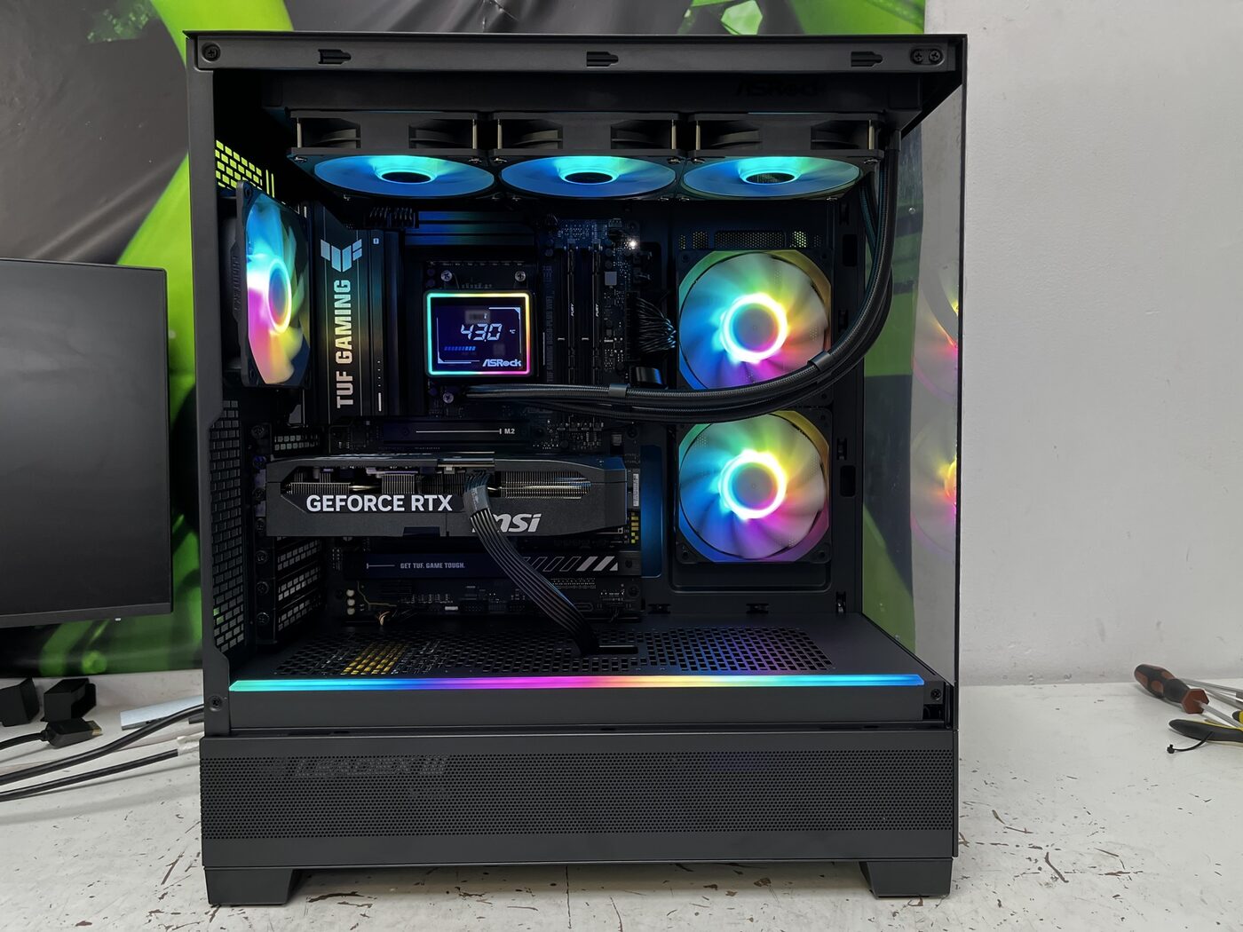 Черна геймърска конфигурация с RGB