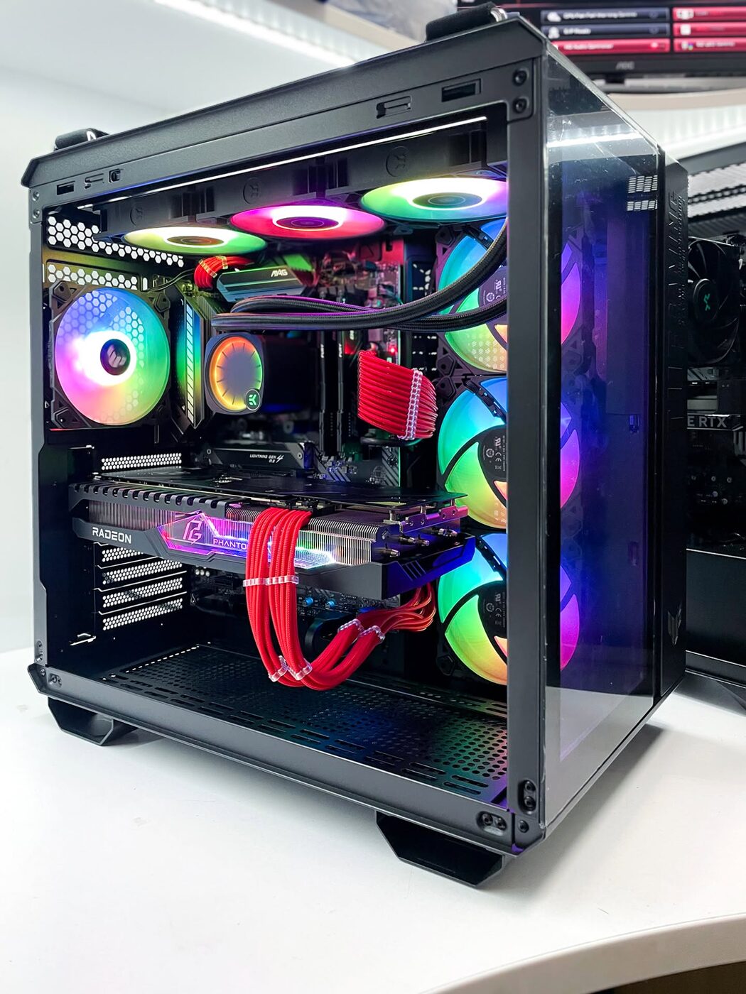 Геймърски компютър с RGB охлаждане
