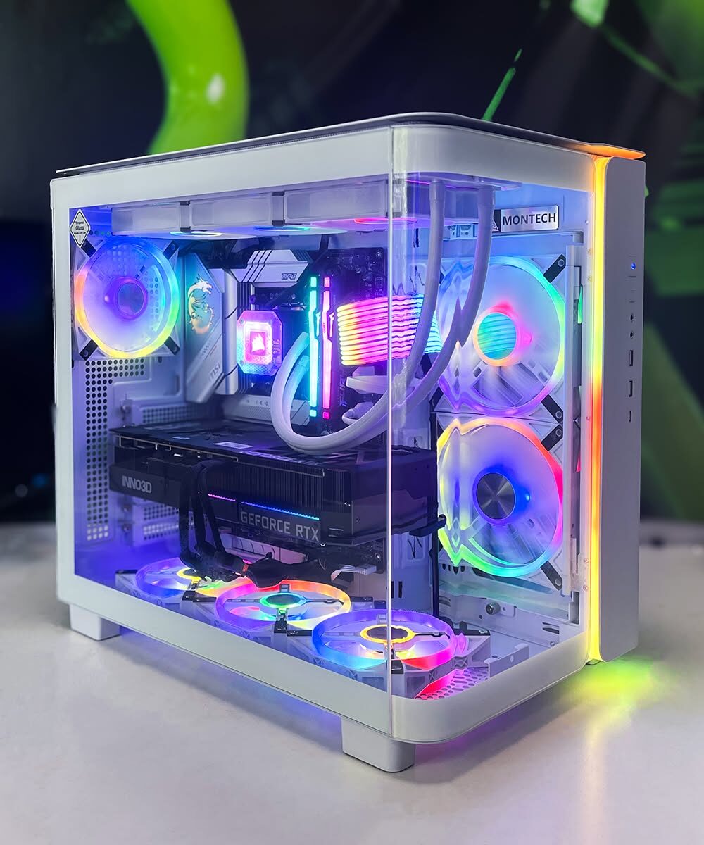 Бял геймърски компютър с RGB