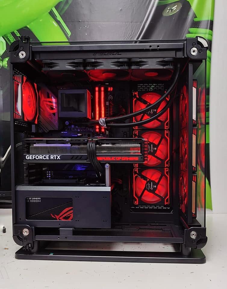 Червена ROG геймърска машина