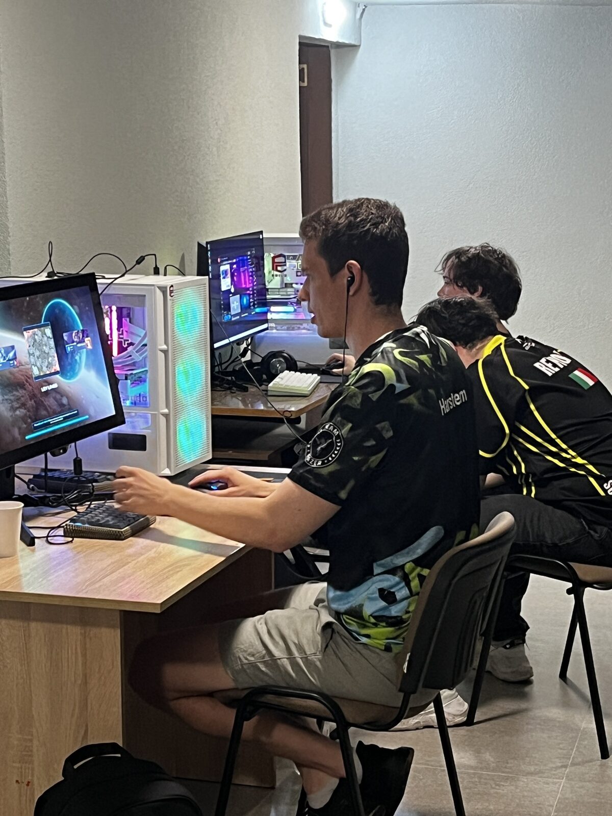 Играч се състезава на компютър от PCBUILD