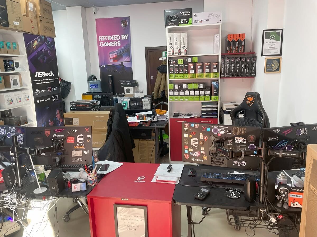 Екипът на PCBUILD в магазина