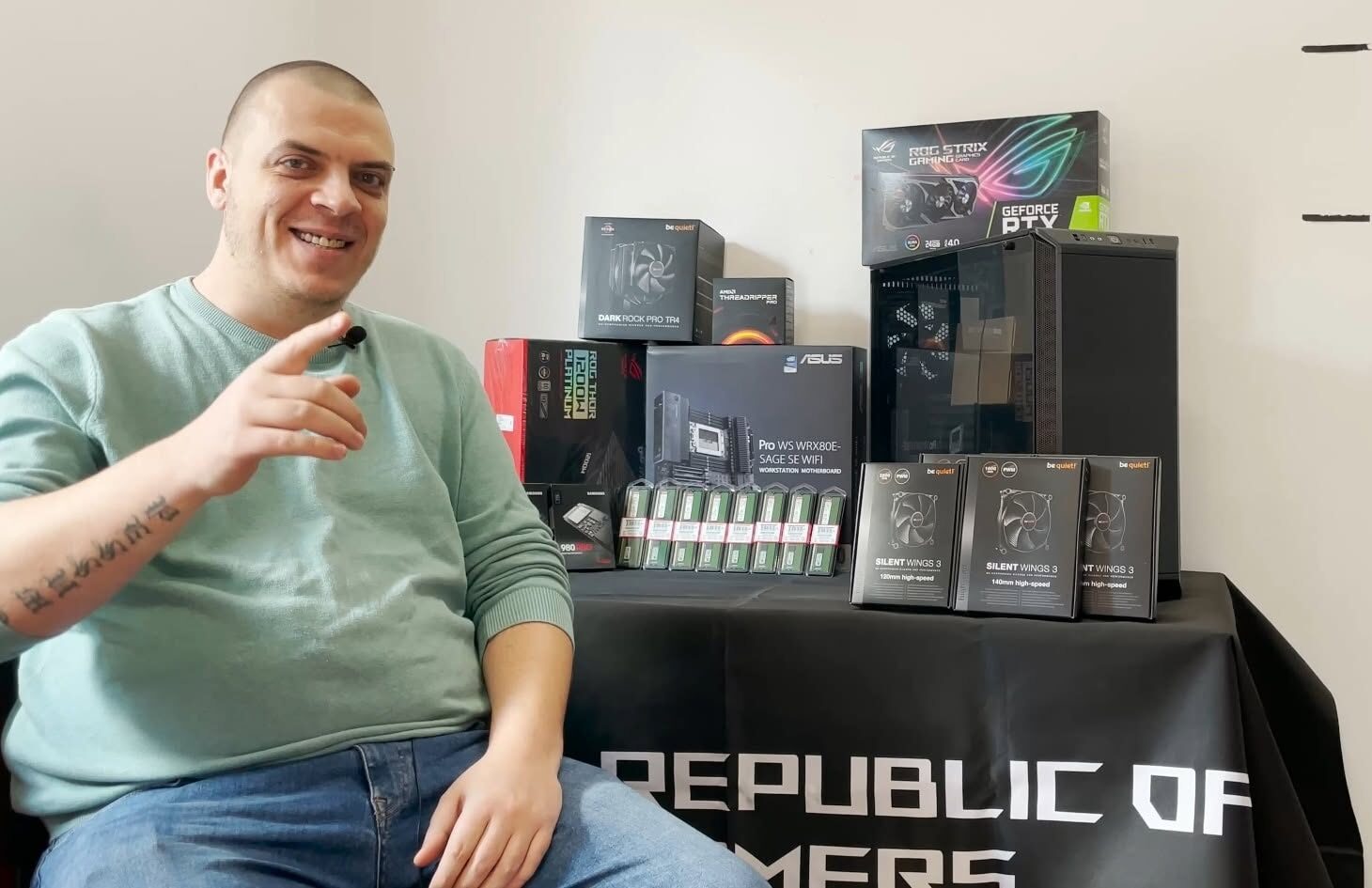 Екипът на PCBUILD с ROG хардуер