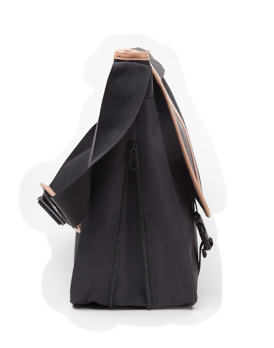 Чанта Quake - Messenger Bag Black, BIOWORLD