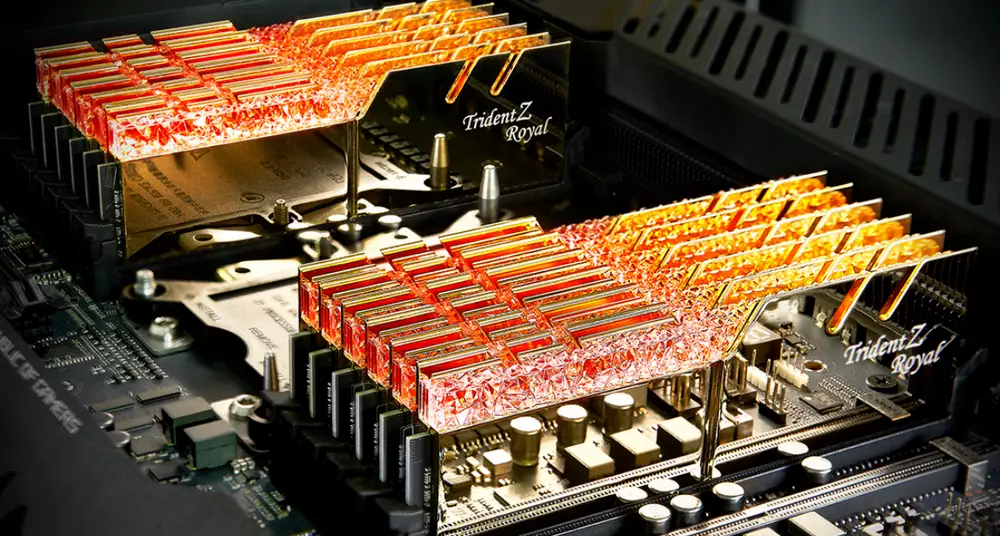 Памет G.SKILL Trident Z Royal 32GB(2x16GB) DDR4 4000MHz CL19 Gold