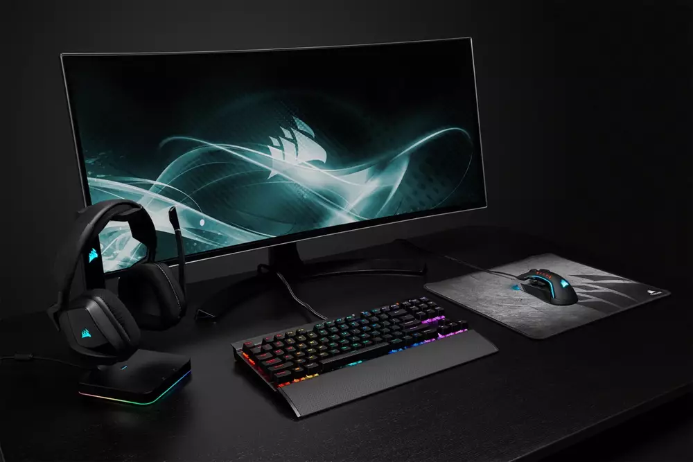 Геймърска клавиатура Corsair K65 LUX RGB CherryMX Red