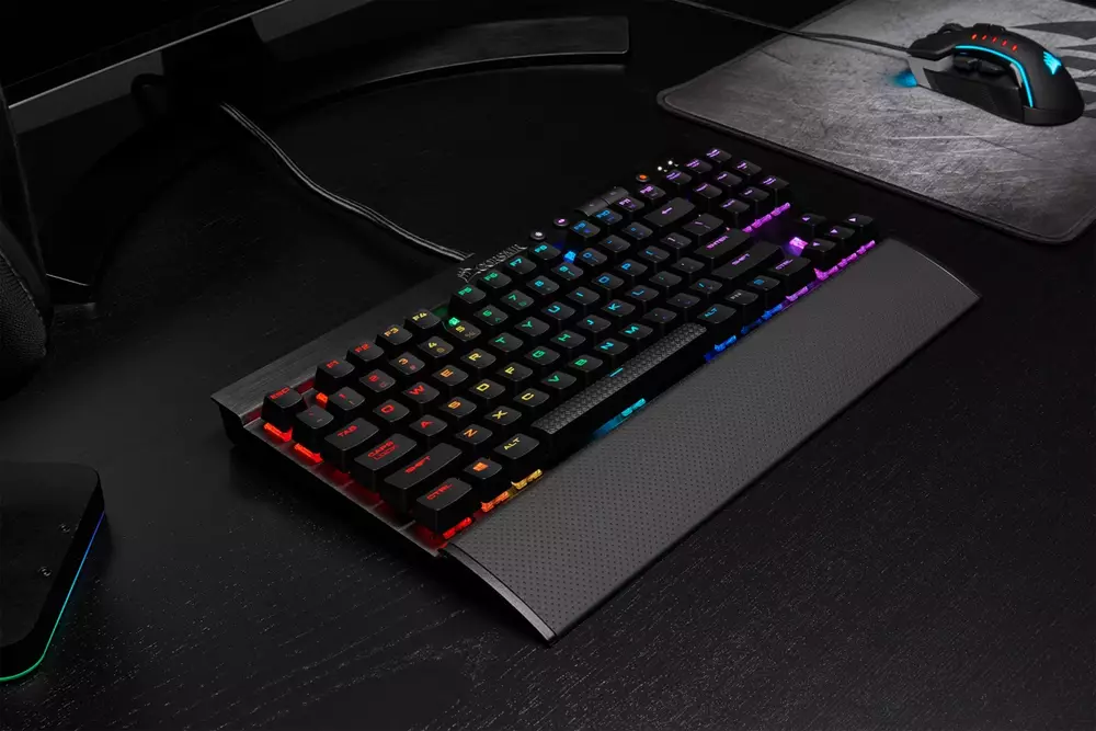 Геймърска клавиатура Corsair K65 LUX RGB CherryMX Red