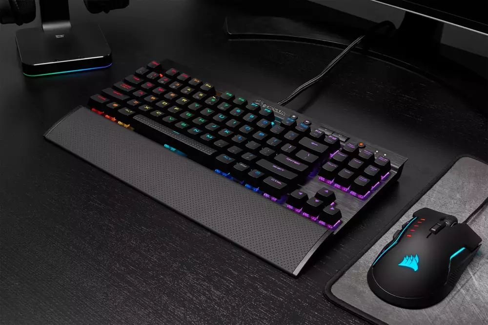 Геймърска клавиатура Corsair K65 LUX RGB CherryMX Red