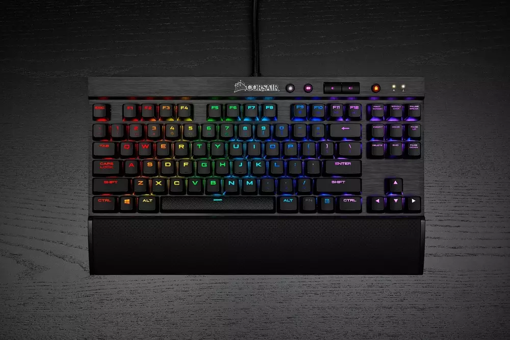 Геймърска клавиатура Corsair K65 LUX RGB CherryMX Red
