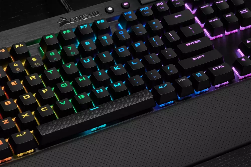 Геймърска клавиатура Corsair K65 LUX RGB CherryMX Red