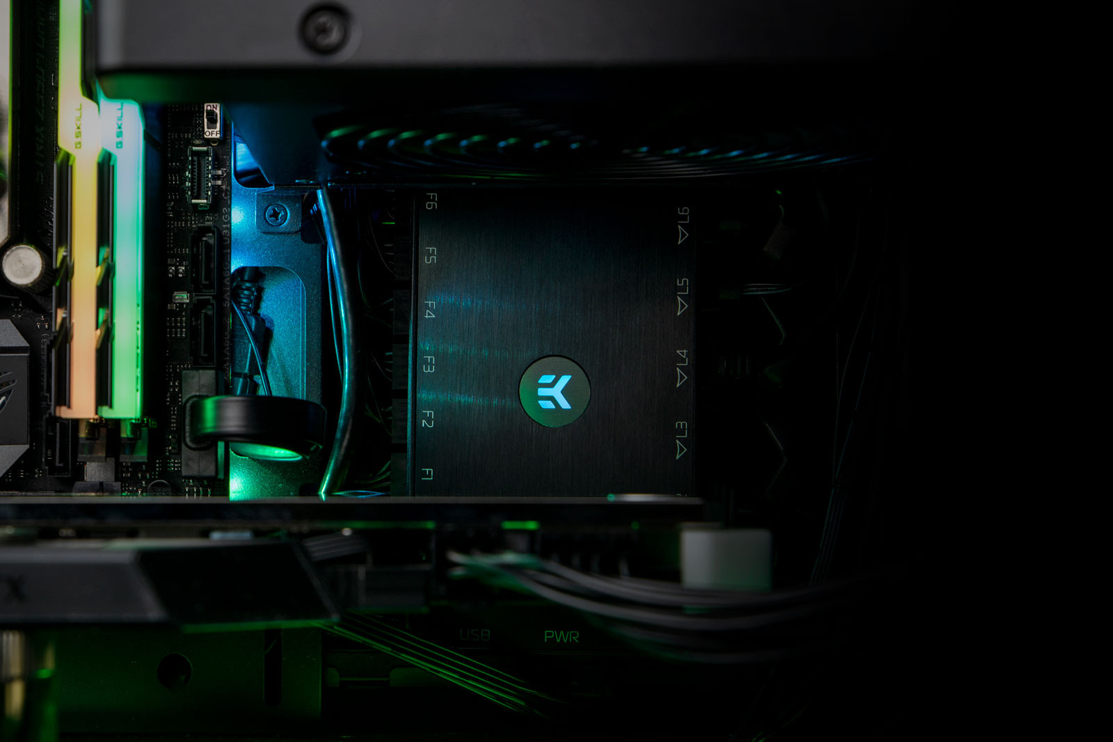 Контролер за вентилатори и RGB осветление EK-Loop Connect