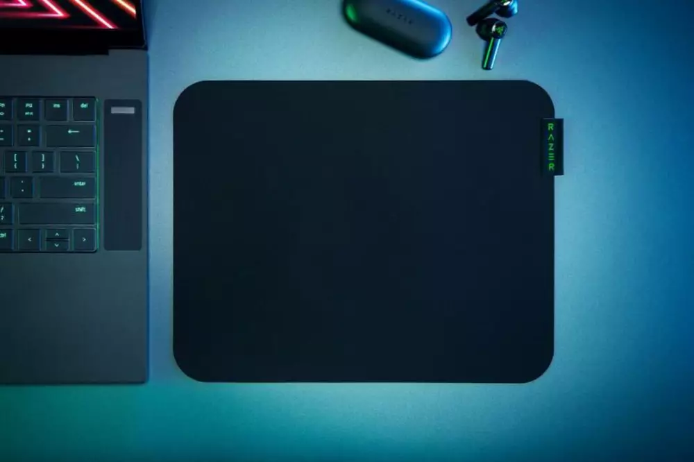 Геймърски пад Razer Sphex V3 - Large 450 x 400 x 0.4 mm, Ultra-thin, Hard surface - RZ02-03820200-R3M1