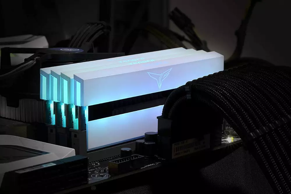 Памет Team Group T-Force XTREEM White ARGB 16GB (2x8GB) DDR4 4000MHz CL18 - TF13D416G4000HC18JDC01