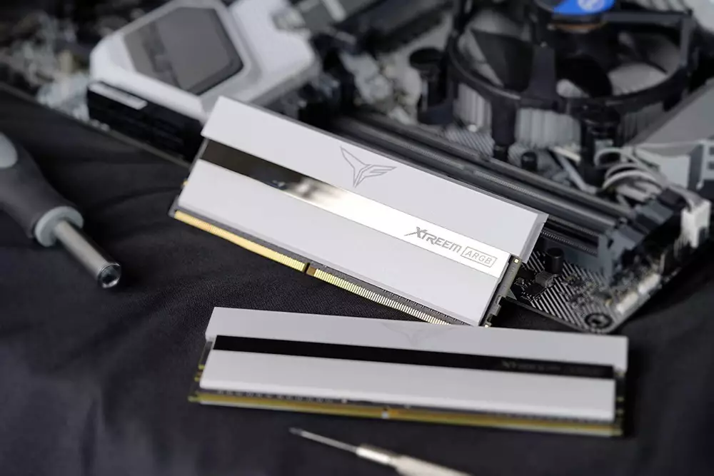 Памет Team Group T-Force XTREEM White ARGB 16GB (2x8GB) DDR4 4000MHz CL18 - TF13D416G4000HC18JDC01