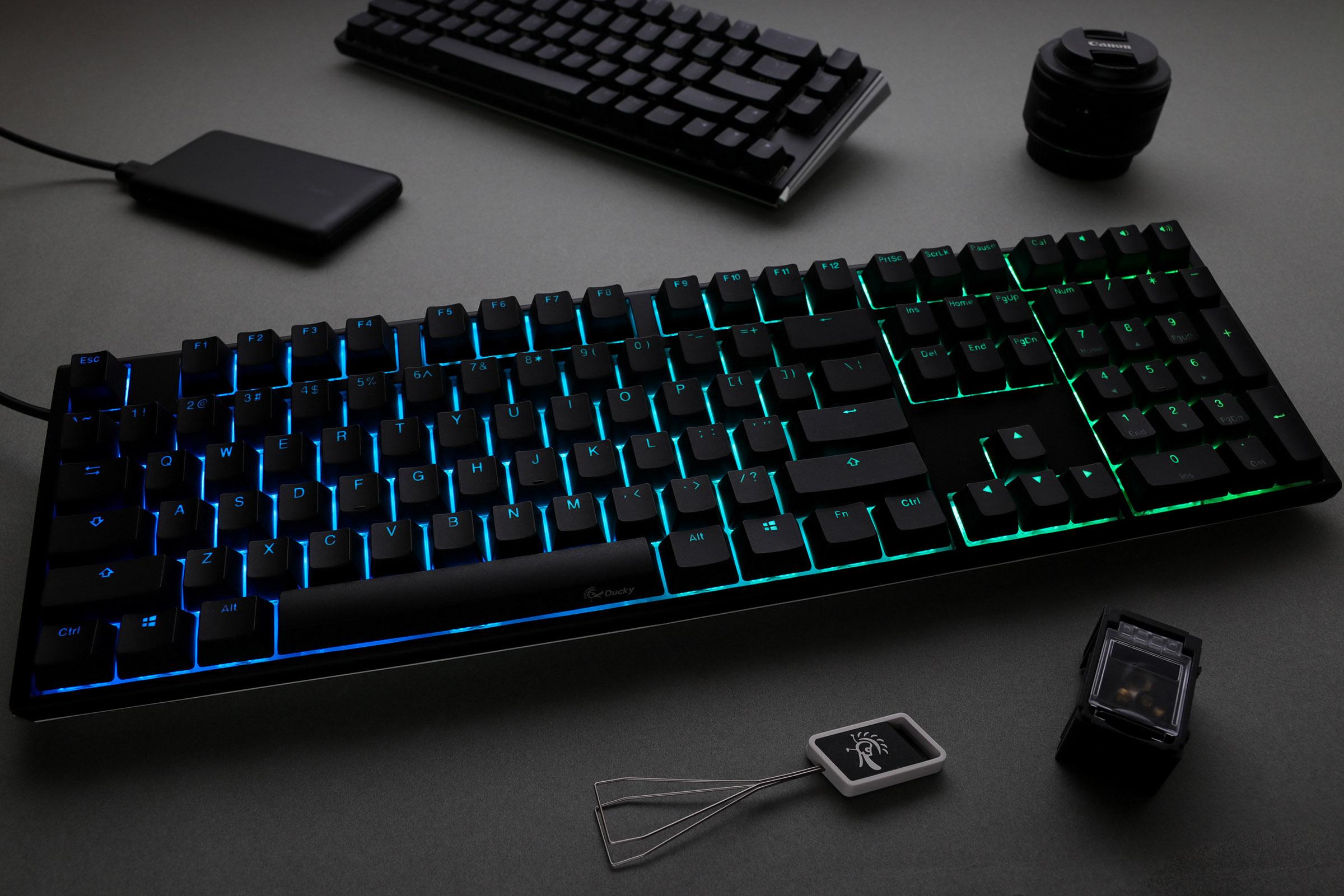 Геймърскa механична клавиатура Ducky One 3 Classic Full Size Hotswap Cherry MX Silent Red RGB PBT Keycaps