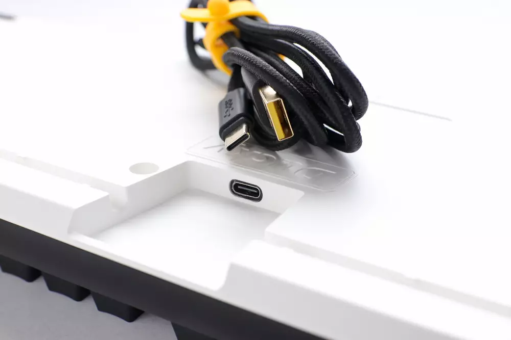 Геймърскa механична клавиатура Ducky One 3 Classic Full Size Hotswap Cherry MX Clear RGB PBT Keycaps