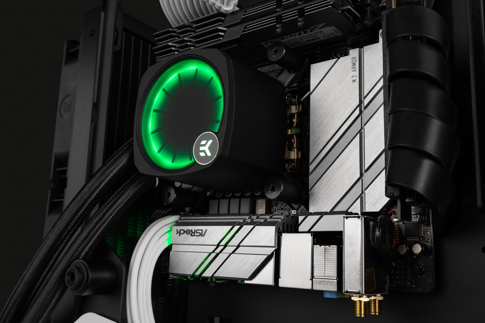 Водно охлаждане за процесор EK-Nucleus AIO CR240 Lux D-RGB