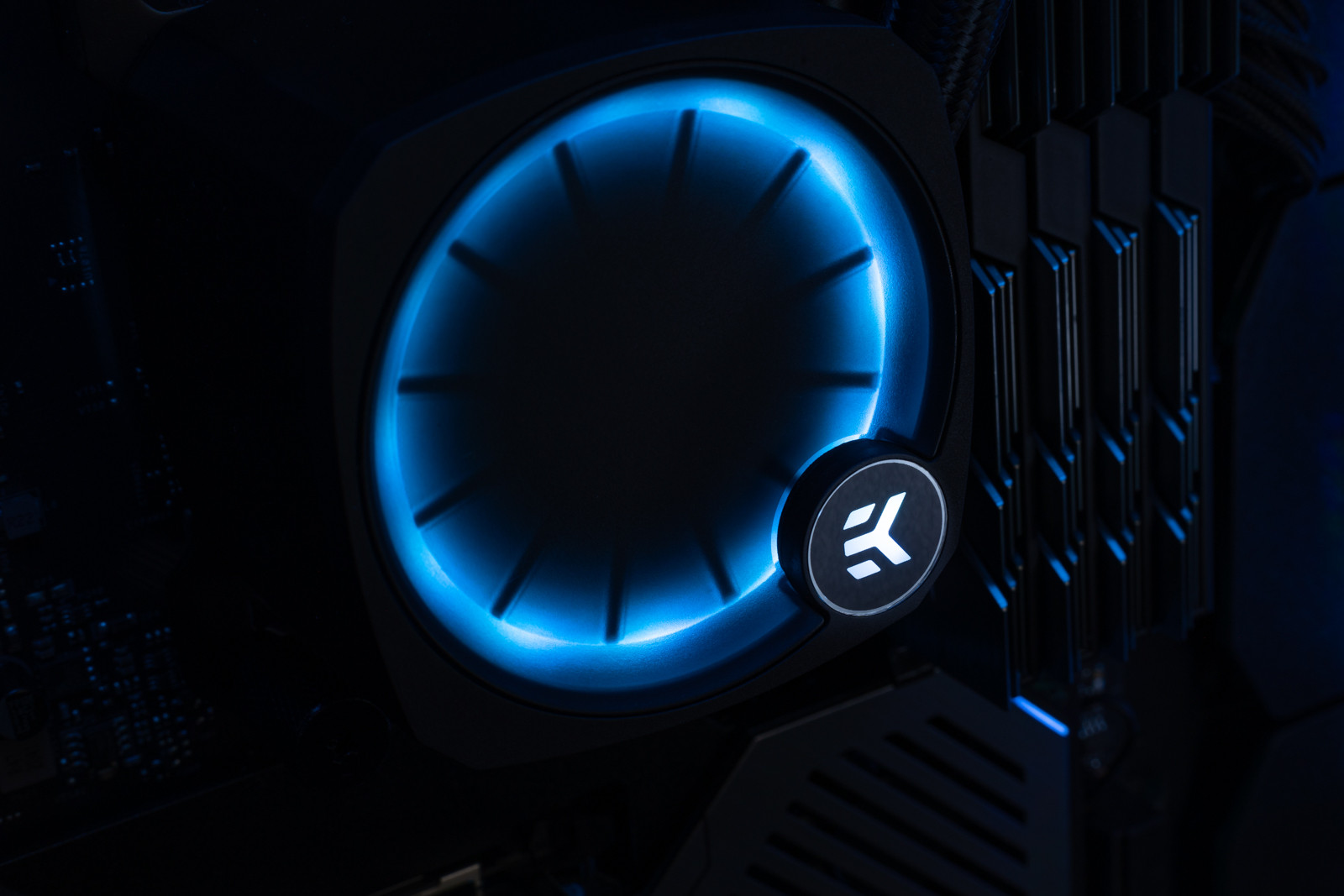 Водно охлаждане на процесора EK-Nucleus AIO CR360 Lux D-RGB 