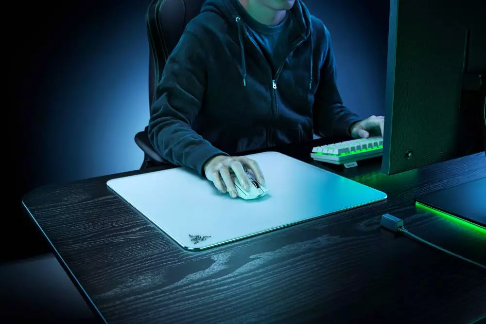 Геймърски пад Razer Atlas White, Glass gaming mousepad - RZ02-04890200-R3M1