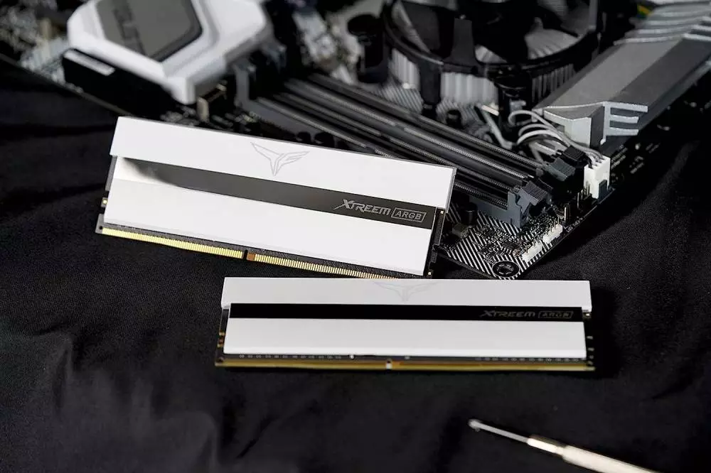 Памет Team Group T-Force XTREEM WHITE ARGB DDR4 32GB (2x16GB) 3600MHz CL18 - TF13D432G3600HC18JDC01