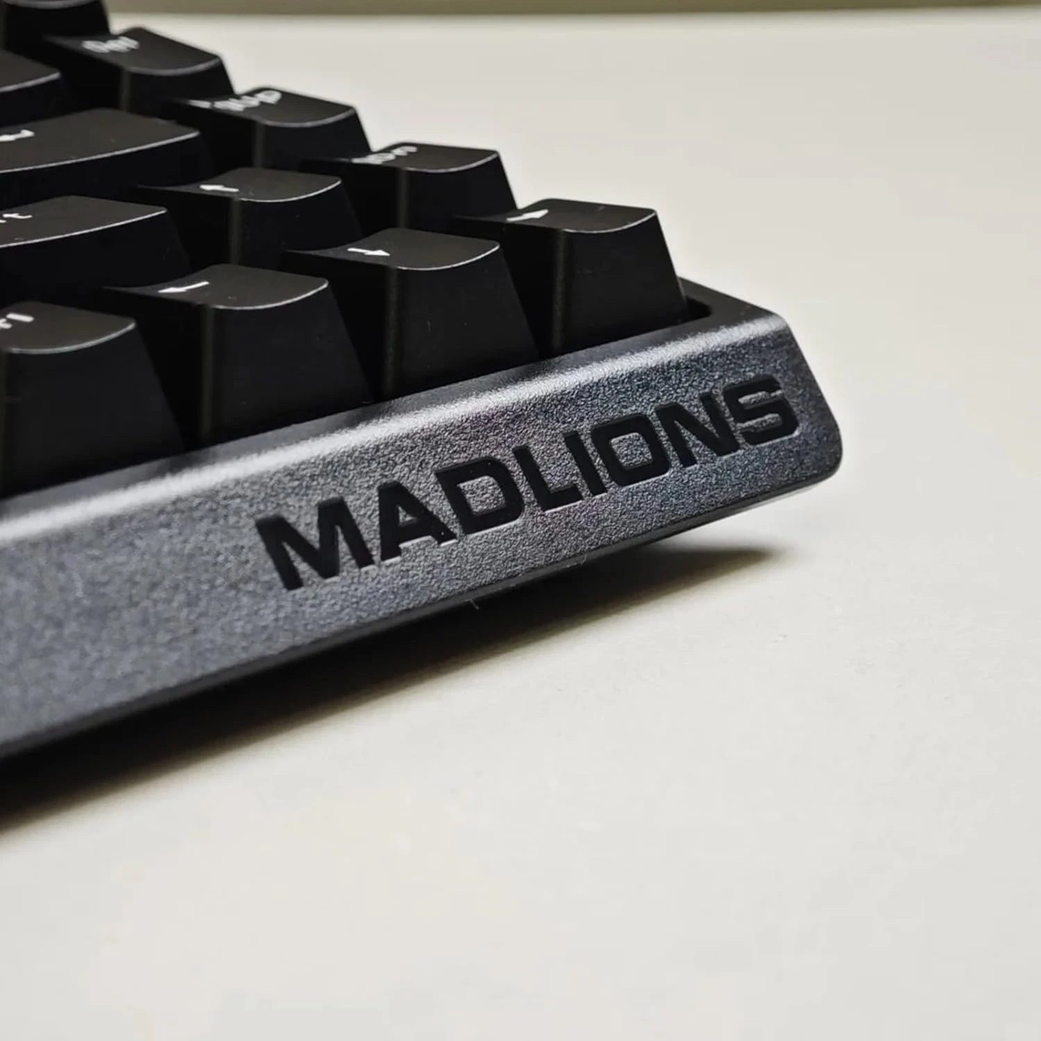 Геймърска клавиатура Madlions MAD 68 HE Flagship - 8K, Magnetic Amber Pro Switches - White