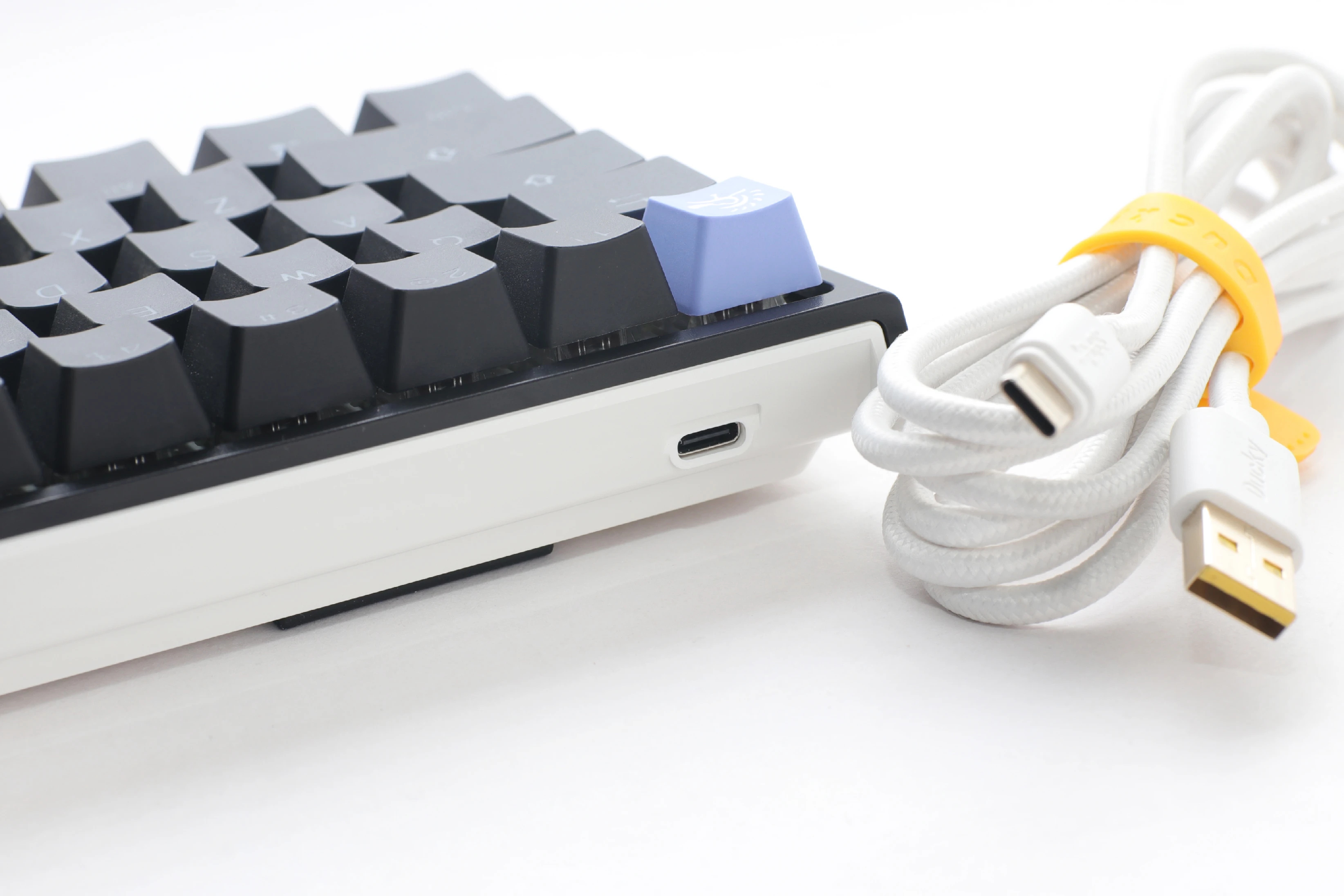 Ducky професионална геймърска механична клавиатура Professional Gaming Mechanical Keyboard One 2 Pro Mini - Kailh Red Switches [Linear]